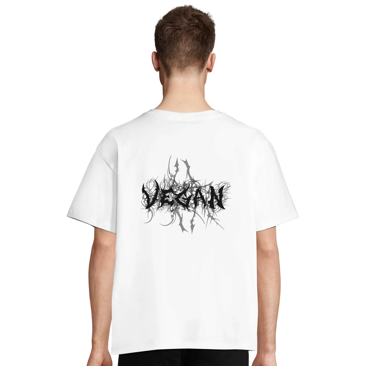 Person trägt weißes, oversized T-Shirt mit dem schwarzen Aufdruck "vegan" und einem Hintergrund in moderner heavy-metal Optik.