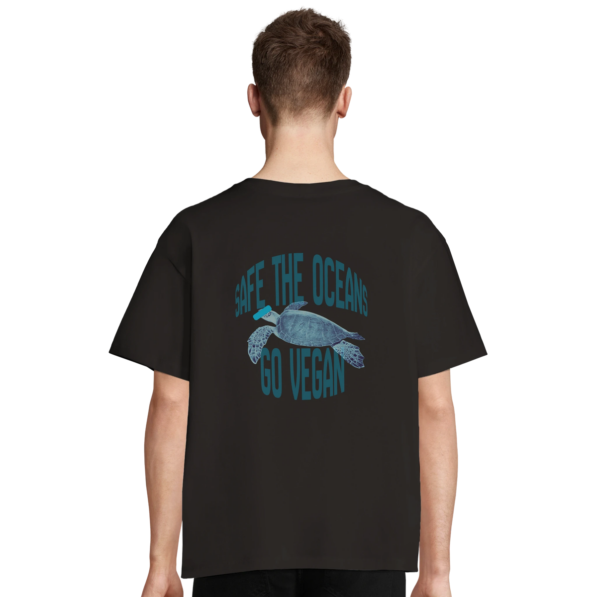 Person trägt schwarzes, oversized T-Shirt mit einer blauen Meeresschildkröte und dem Aufdruck: "Safe the oceans, go vegan."