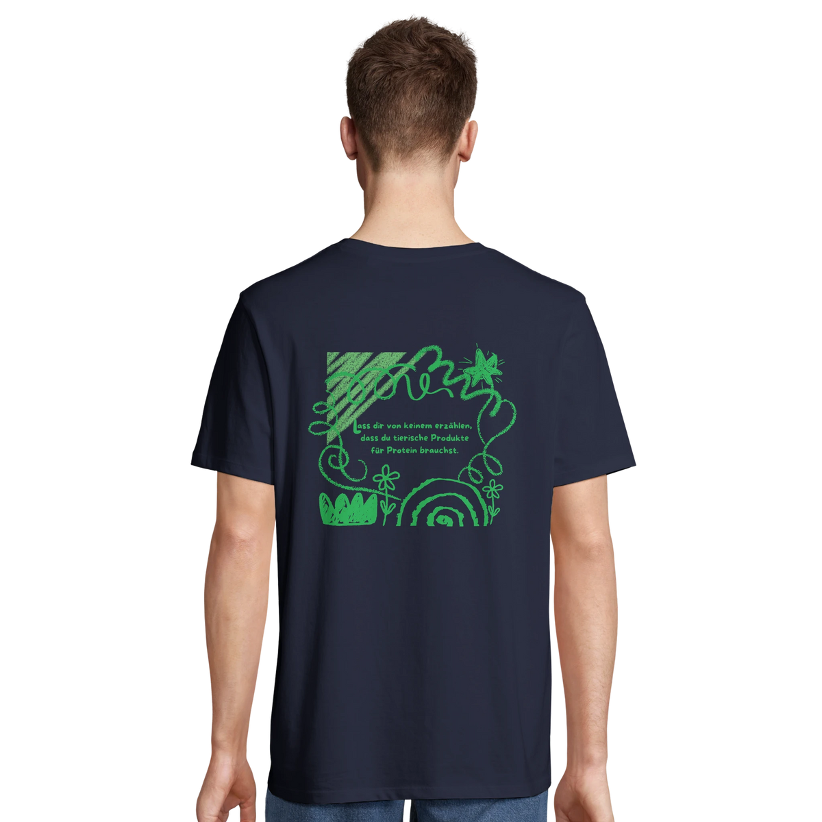 Person trägt T-Shirt in der Farbe french navy. Aufdruck auf dem Rücken: "Lass dir von keinem erzählen, dass du tierische Produkte für Protein brauchst." Der Spruch ist umrahmt von Verzierungen in der Optik von Kritzeleinen mit Buntstiften in grüner Farbe.