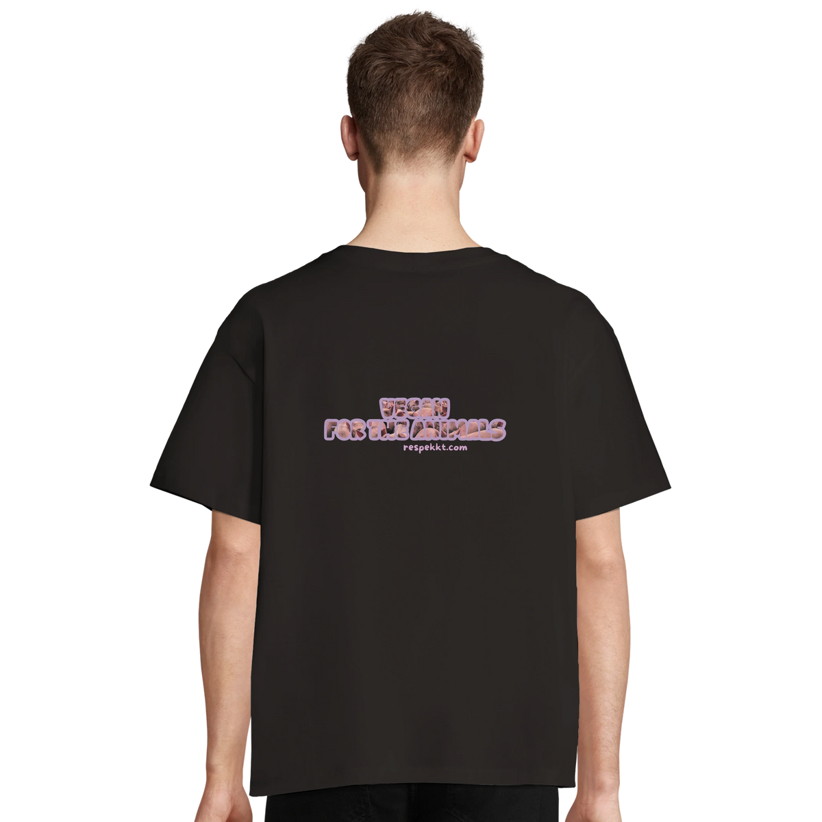 Person mit schwarzem, oversized T-Shirt mit dem Aufdruck von hinten: "VEGAN FOR THE ANIMALS." in pinker Schrift. Inhalt der Buchstaben sind Schweine.