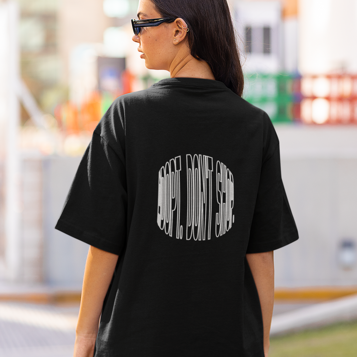 Foto einer Frau mit einem schwarzem T-Shirt und dem Rückenaufdruck "Adopt don't shop."