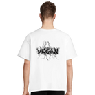 Person trägt weißes, oversized T-Shirt mit dem schwarzen Aufdruck "vegan" und einem Hintergrund in moderner heavy-metal Optik.