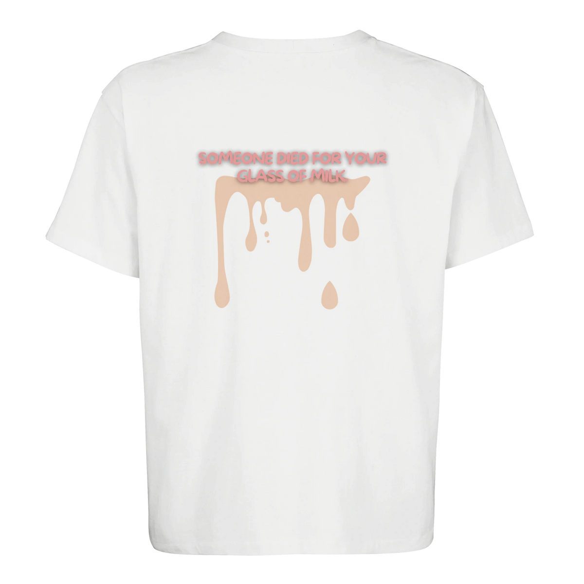 Weißes T-Shirt mit dem Aufdruck: "Someone died for your glass of milk." mit beiger trpfender Flüssigkeit, stellvertretend für Milch.