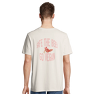 Person trägt T-Shirt, Farbe Off White mit Druck auf der Rückseite: "Safe the bees, go vegan." und einem Bild von einer toten Biene
