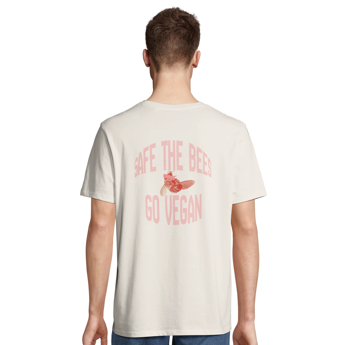 Person trägt T-Shirt, Farbe Off White mit Druck auf der Rückseite: "Safe the bees, go vegan." und einem Bild von einer toten Biene