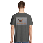 Person trägt graues T-Shirt mit dem Rückenaufdruck: "You cannot respect me and pay for my death." und einem rennenden Huhn mit Balken vor den Augen.