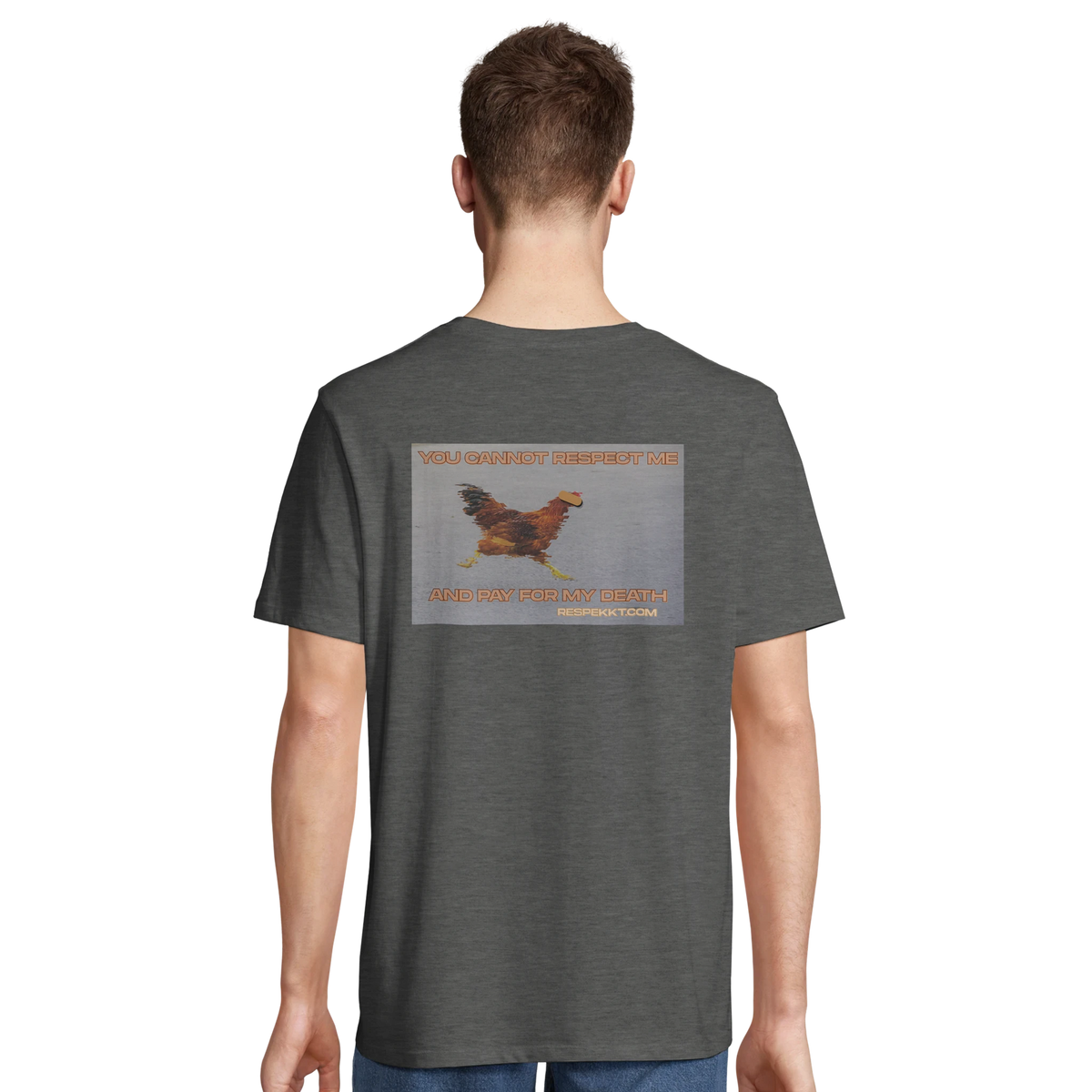 Person trägt graues T-Shirt mit dem Rückenaufdruck: "You cannot respect me and pay for my death." und einem rennenden Huhn mit Balken vor den Augen.