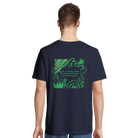 Person trägt T-Shirt in der Farbe french navy. Aufdruck auf dem Rücken: "Lass dir von keinem erzählen, dass du tierische Produkte für Protein brauchst." Der Spruch ist umrahmt von Verzierungen in der Optik von Kritzeleinen mit Buntstiften in grüner Farbe.