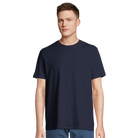 Person trägt T-Shirt in der Farbe french navy, Vorderseite unbedruckt.