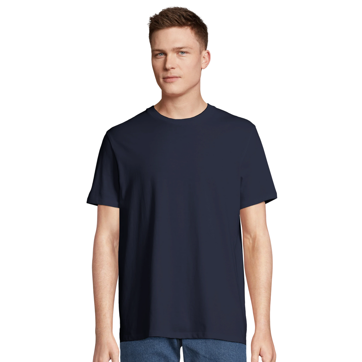 Person trägt T-Shirt in der Farbe french navy, Vorderseite unbedruckt.