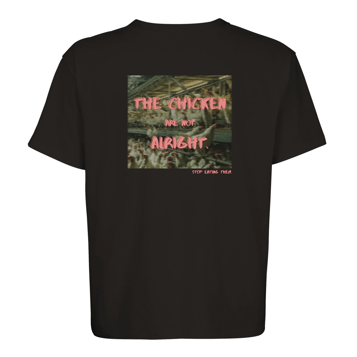 schwarzes T-Shirt oversized mit dem Backprint: "The chicken are not alright. Stop eating them." Im Hintergrund des Schriftzugs ist ein Bild von Hühnern, zusammengedrängt auf engem Raum.