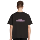 Person mit schwarzem, oversized T-Shirt mit dem Aufdruck von hinten: "VEGAN FOR THE ANIMALS." in pinker Schrift. Inhalt der Buchstaben sind Schweine.