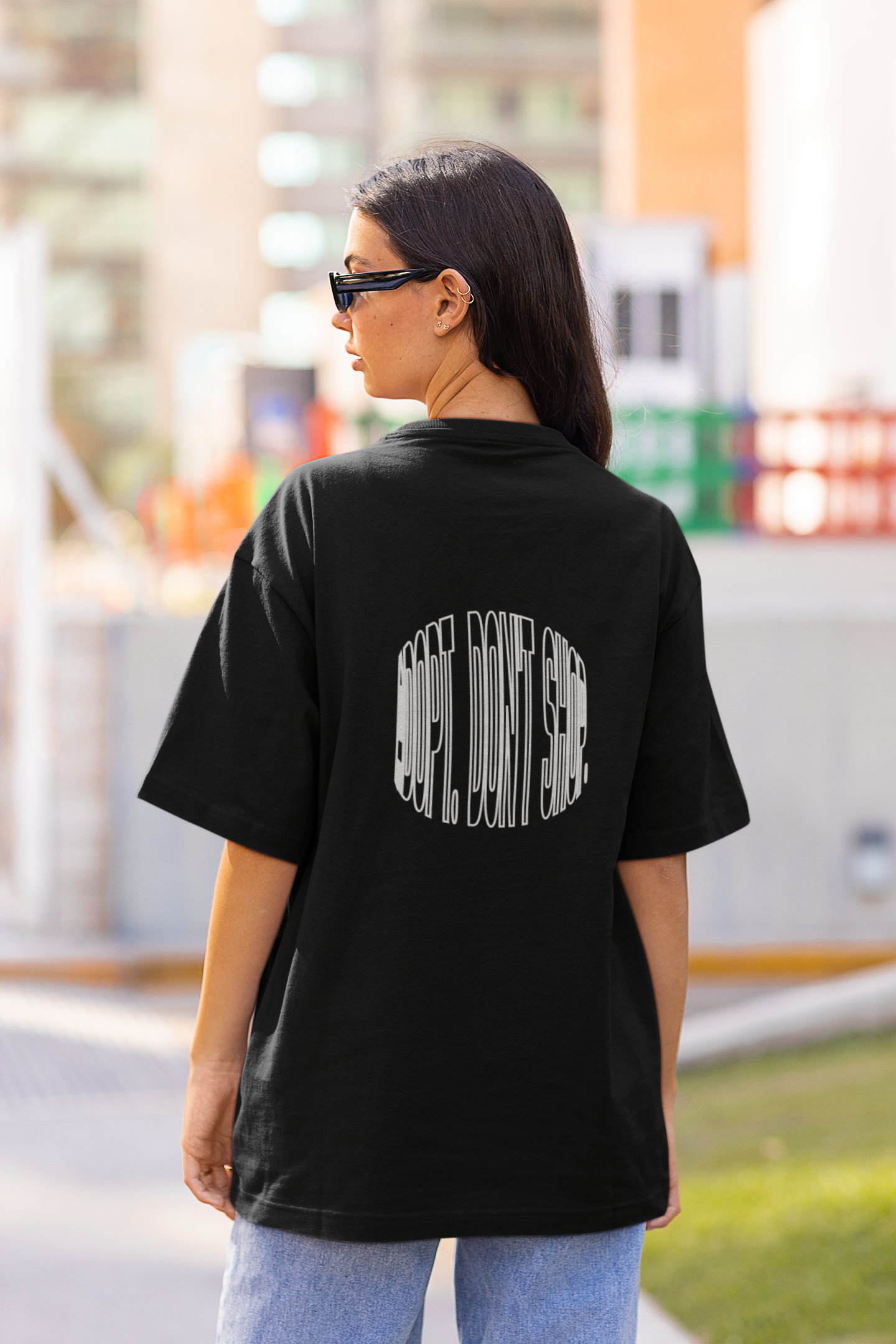 Foto einer Frau mit einem schwarzem T-Shirt und dem Rückenaufdruck "Adopt don't shop."