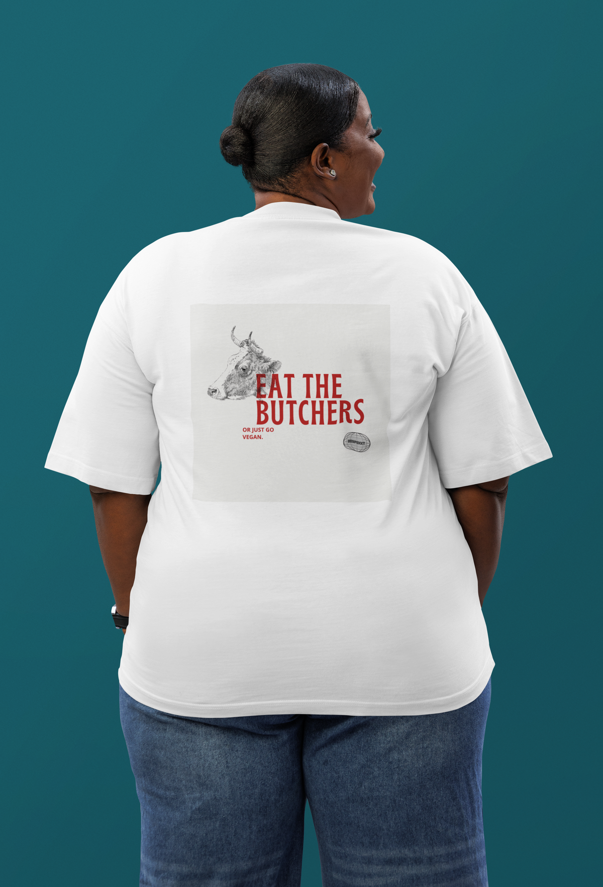 Frau, welche ein weißes T-Shirt trägt mit dem Aufdruck: Eat the butchers or just go vegan und dem Bild einer Kuh.