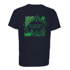 T-Shirt in der Farbe french navy. Aufdruck auf dem Rücken: "Lass dir von keinem erzählen, dass du tierische Produkte für Protein brauchst." Der Spruch ist umrahmt von Verzierungen in der Optik von Kritzeleinen mit Buntstiften in grüner Farbe.