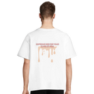 Person mit weißem, oversized T-Shirt mit Druck auf dem Rücken: "someone died for your glass of milk."